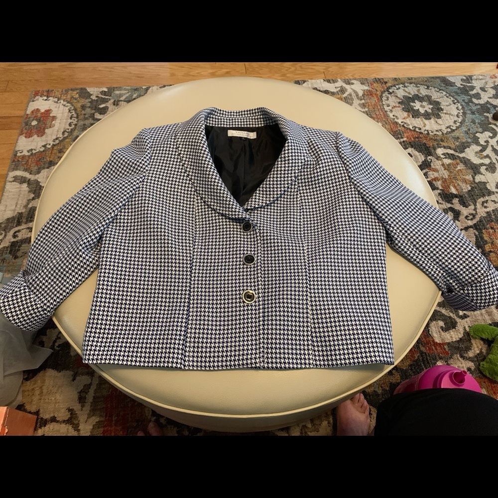 Tahari blue and white houndstooth mid sleeve blazer